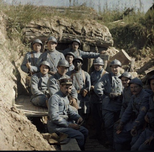 Combatants de 1916 ou 1917 en tenue bleue horizon dans une tranchée