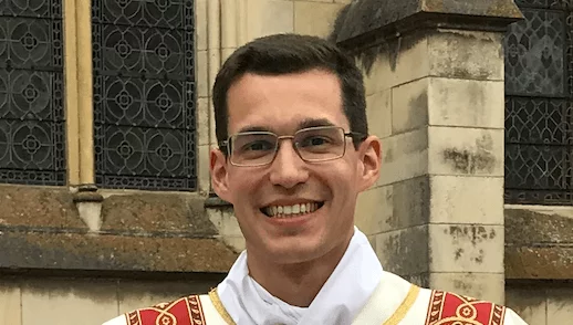 photo de face du jeune prêtre le jour de son ordination