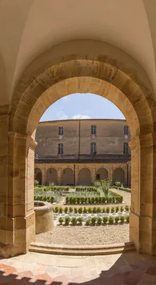 Arc plein cintre du cloitre de l'abbaye de Lagrasse en pières calcaires